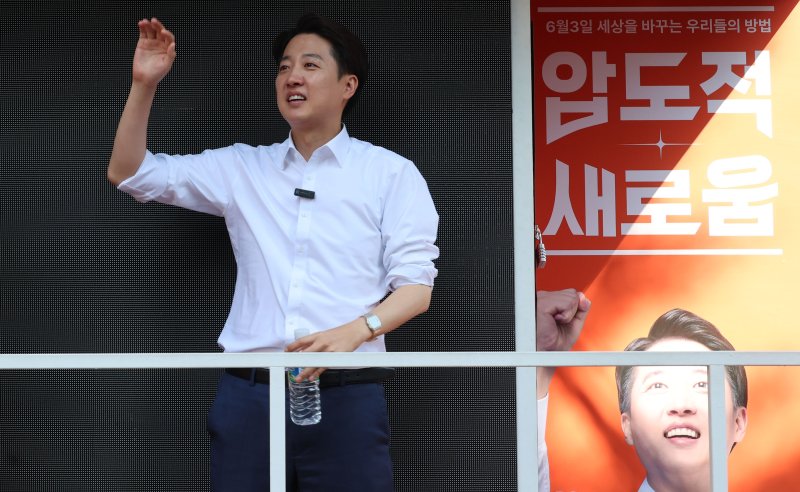 [서울=뉴시스] 김선웅 기자 = 이준석 개혁신당 대통령선거 후보가 25일 서울 종로구 종묘 인근 서순라길에서 유세 도중 시민들에게 인사하고 있다. (공동취재) 2025.05.25. mangusta@newsis.com