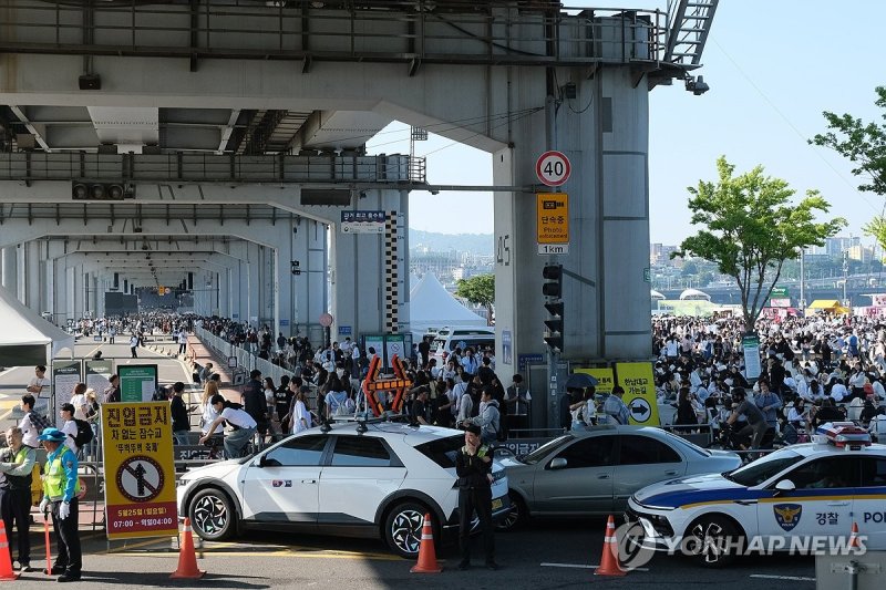 세븐틴 공연 찾은 시민들로 붐비는 반포한강공원 (출처=연합뉴스)