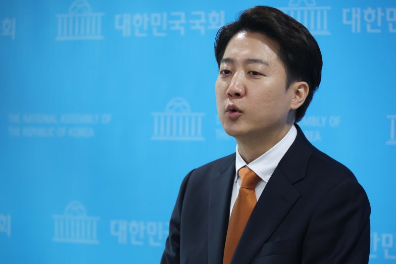 [서울=뉴시스] 조성봉 기자 = 이준석 개혁신당 대선 후보가 지난 22일 서울 여의도 국회 소통관에서 긴급 기자회견을 열고 범보수 진영의 단일화 논의에 응하지 않겠다는 입장을 밝히고 있다. 2025.05.22. suncho21@newsis.com
