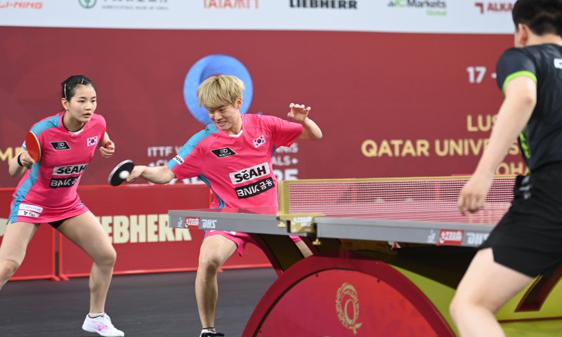 오준성, 김나영이 18일(현지시간) 카타르 도하 카타르대학교 스포츠 콤플렉스에서 열린 2025 국제탁구연맹(ITTF) 세계선수권대회 혼성복식 64강 뉴질랜드 딘 슈, 조슬린 램 조와 경기를 펼치고 있다. 2025.5.19/뉴스1 ⓒ News1 사진공동취재단