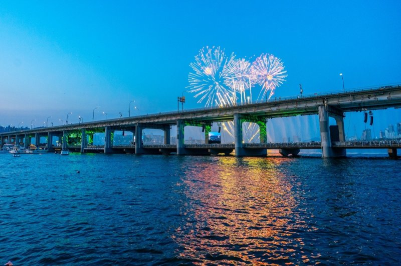 세븐틴, 한강서 장식한 10주년…잠수교에 흐른 '낭만' 물결 [N리뷰]