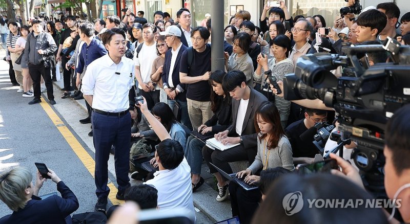 본격적인 유세 앞서 발언하는 이준석 후보 (출처=연합뉴스)