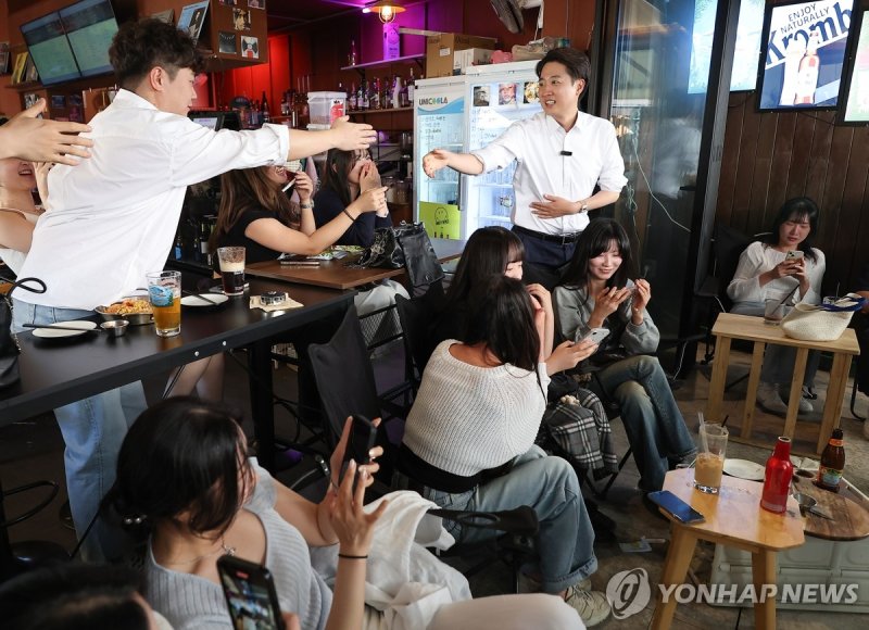 시민들과 인사하는 이준석 대선후보 (출처=연합뉴스)