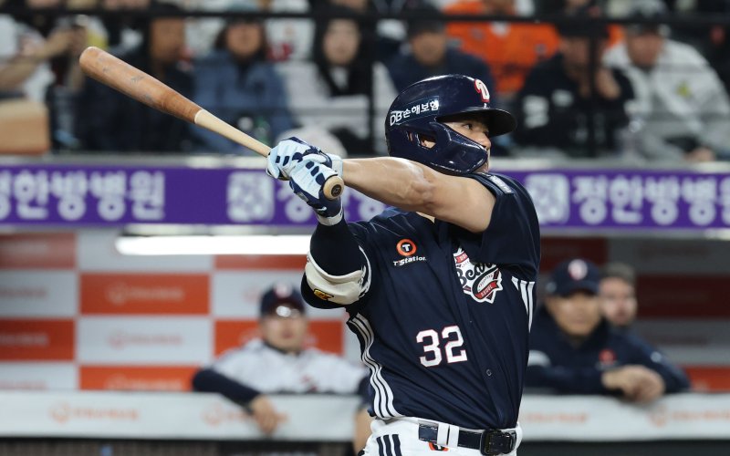 13일 대전 한화생명볼파크에서 열린 '2025 신한 SOL 뱅크 KBO리그' 프로야구 한화 이글스와 두산 베어스 경기에서 8회초 2사 1루 상황 두산 김재환이 역전 2점 홈런을 치고 있다. 2025.5.13/뉴스1 ⓒ News1 김기태 기자
