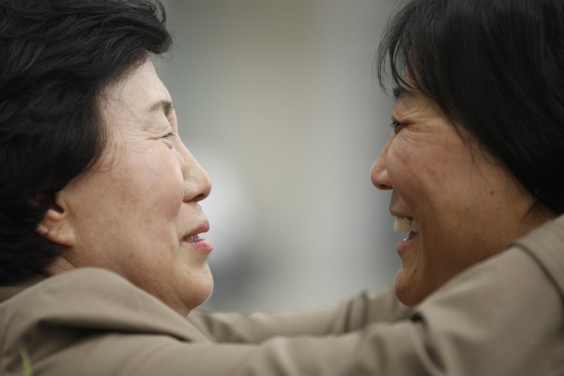 한태순 씨가 18일 오후 인천국제공항 2터미널에서 실종돼 미국으로 입양을 갔다가 44년 만에 가족을 만나기 위해 귀국한 딸 신경하(미국명 라우리 벤더)씨를 포옹하며 눈물을 흘리고 있다. 2019.10.18/뉴스1 ⓒ News1 안은나 기자