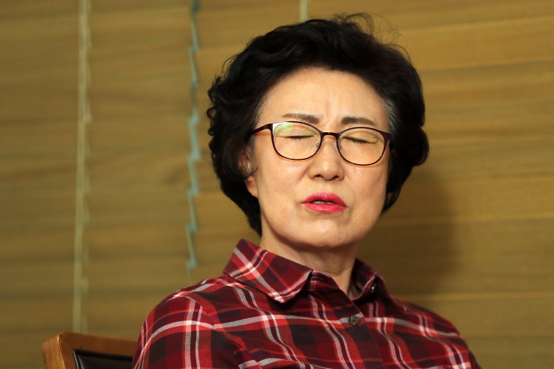 44년 만에 잃어버린 딸을 만나는 한태순 씨가 16일 오후 경기도 안양시 소재 자택에서 뉴스1과 인터뷰를 하던 중 잃어버렸을 당시를 생각하며 눈을 감고 있다. 2019.10.16/뉴스1 ⓒ News1 조태형 기자