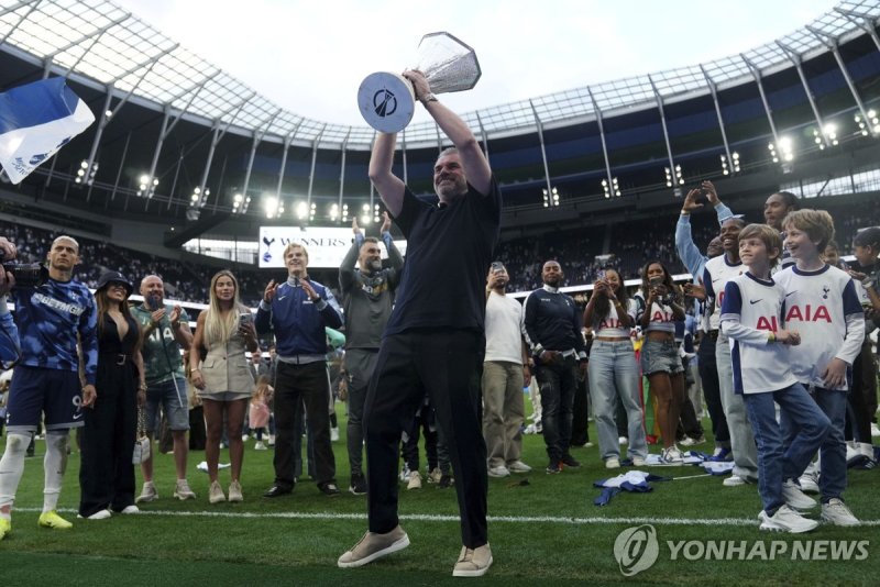 트로피 번쩍 든 포스테코글루 감독 (출처=연합뉴스)