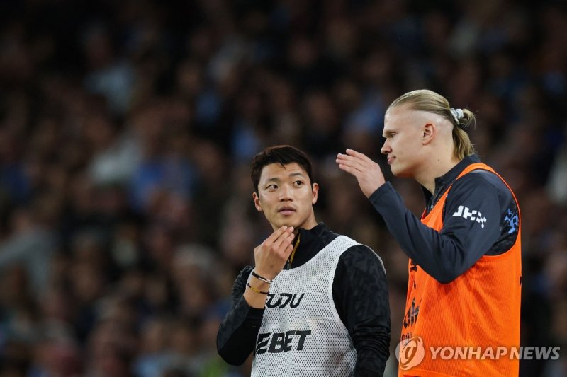 지난 3일 맨시티전에서 몸 풀다 옛 동료 홀란과 대화 나누는 황희찬 (출처=연합뉴스)