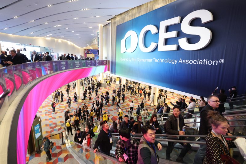 세계 최대 IT(정보기술)·가전 전시회 'CES 2025' 폐막을 하루 앞둔 지난 1월 9일(현지시간) 미국 네바다주 라스베이거스 컨벤션센터(LVCC)에서 관람객들이 전시장을 오가고 있다. 뉴스1