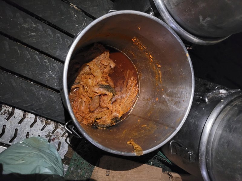 "곰팡이 김치찌개, 1억 넘게 팔렸다고?"…식당 납품 제조업체 '위생 경악'