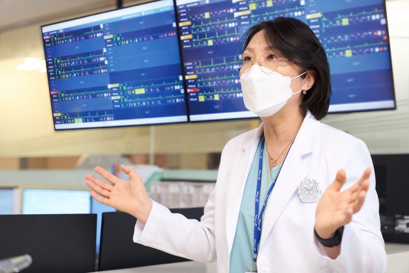 [서울=뉴시스] 박청자 인천나은병원 수간호사가 씽크를 도입한 이후 변화된 점에 대해 설명하고 있다. (사진=대웅제약 제공) 2025.05.26. photo@newsis.com *재판매 및 DB 금지