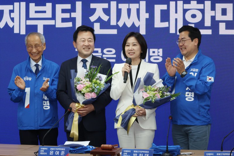 [서울=뉴시스] 조성우 기자 = 김용남(왼쪽 두 번째부터) 전 의원과 허은아 전 개혁신당 대표가 26일 오전 서울 여의도 더불어민주당 중앙당사에서 열린 입당 환영식에서 인사말을 하고 있다. 왼쪽부터 윤여준 상임총괄선대위원장, 김용남 전 의원, 허은아 전 대표, 박찬대 상임총괄선대위원장. 2025.05.26. xconfind@newsis.com