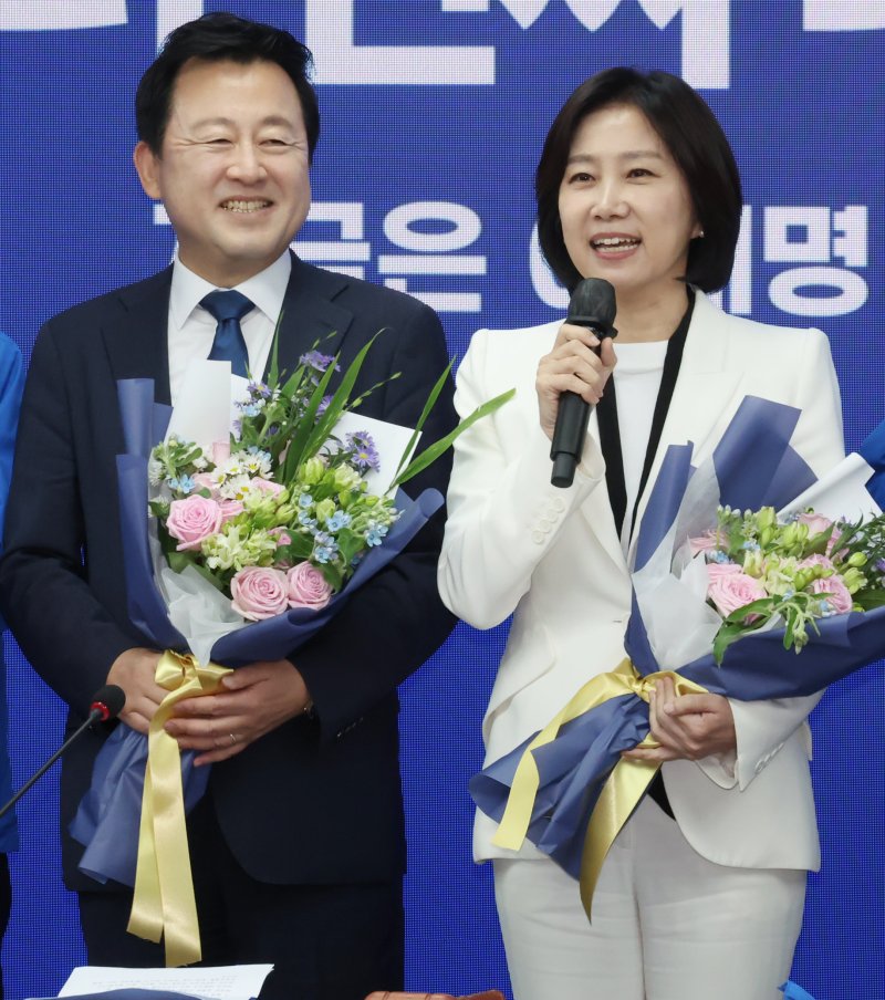 [서울=뉴시스] 조성우 기자 = 김용남(왼쪽) 전 의원과 허은아 전 개혁신당 대표가 26일 오전 서울 여의도 더불어민주당 중앙당사에서 열린 입당 환영식에서 인사말을 하고 있다. 2025.05.26. xconfind@newsis.com