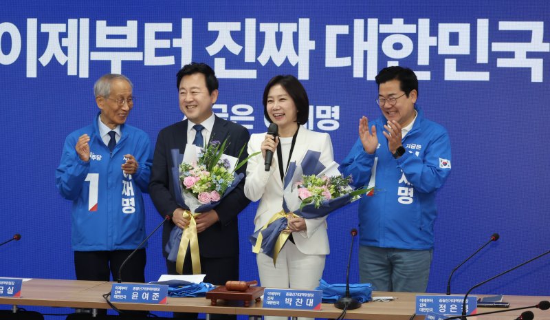 [서울=뉴시스] 조성우 기자 = 김용남(왼쪽 두 번째부터) 전 의원과 허은아 전 개혁신당 대표가 26일 오전 서울 여의도 더불어민주당 중앙당사에서 열린 입당 환영식에서 인사말을 하고 있다. 왼쪽부터 윤여준 상임총괄선대위원장, 김용남 전 의원, 허은아 전 대표, 박찬대 상임총괄선대위원장. 2025.05.26. xconfind@newsis.com