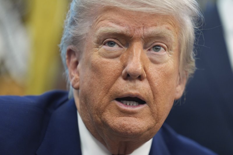 [워싱턴=AP/뉴시스]도널드 트럼프 미국 대통령이 23일(현지 시간) 백악관 집무실에서 원자력 에너지 관련 행정명령에 서명한 후 기자들의 질문에 답하고 있다. 2025.05.24.