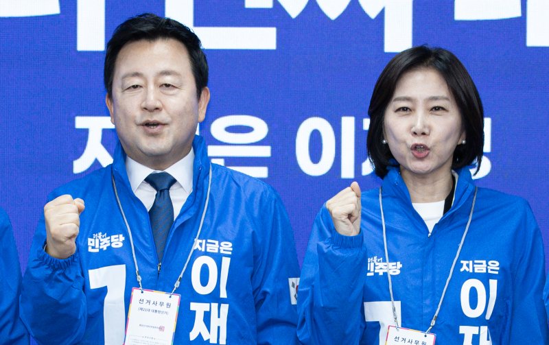 허은아 전 개혁신당 대표와 김용남 전 새누리당 의원이 26일 오전 서울 여의도 더불어민주당사에서 열린 입당환영식에서 박찬대·윤여준 상임 총괄선대위원장 등과 기념촬영을 하고 있다. 2025.5.26/뉴스1 ⓒ News1 이재명 기자