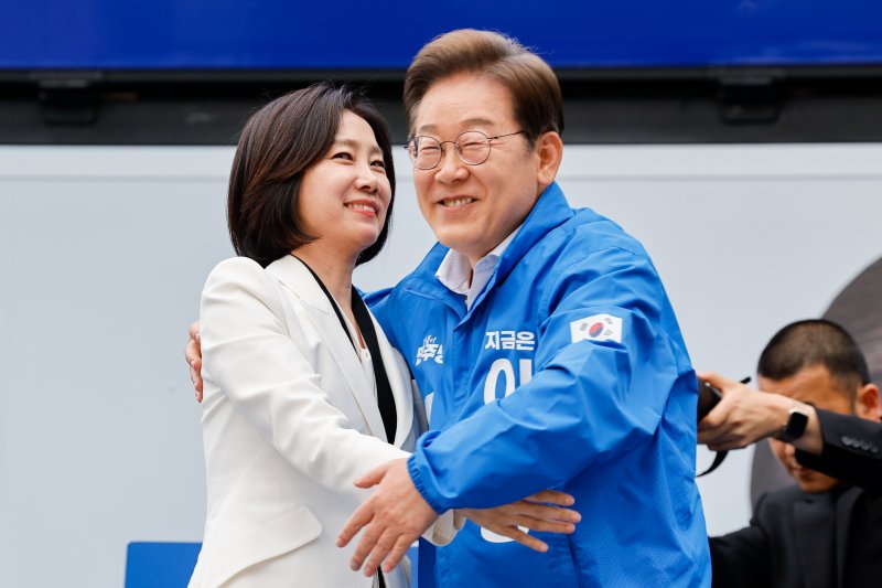 허은아 전 개혁신당 대표가 19일 오후 서울 영등포구 타임스퀘어를 찾아 이재명 더불어민주당 대통령 후보 지지를 선언하며 이 후보와 포옹하고 있다. 2025.5.19/뉴스1 ⓒ News1 안은나 기자