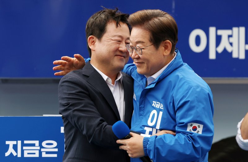 이재명 더불어민주당 대통령 후보가 17일 광주 서구 김대중컨벤션센터 광장에서 열린 집중유세에서 국민의힘 탈당 후 개혁신당 정책위의장을 맡았던 김용남 전 의원과 포옹하고 있다. (공동취재)2025.5.17/뉴스1 ⓒ News1 이재명 기자