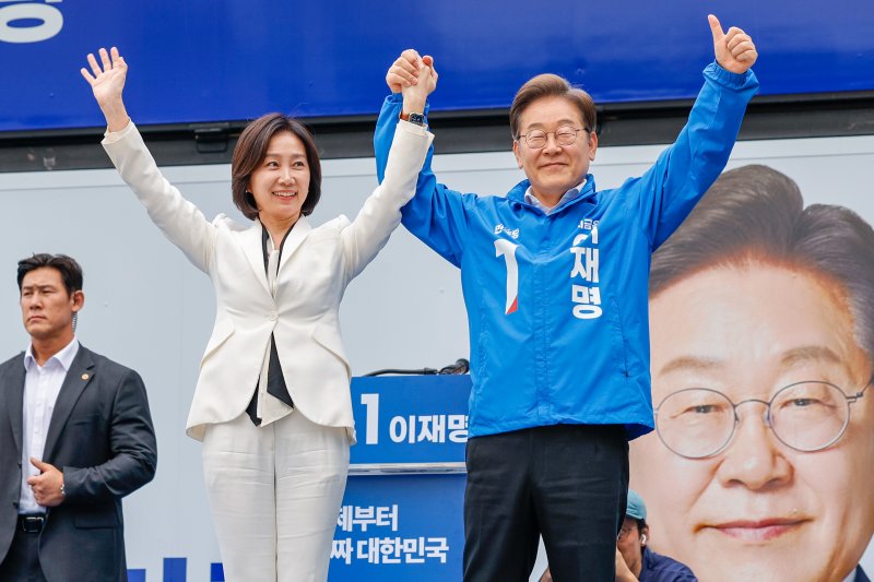 허은아 전 개혁신당 대표가 19일 오후 서울 영등포구 타임스퀘어를 찾아 이재명 더불어민주당 대통령 후보 지지를 선언하며 이 후보와 손을 맞잡아 들고 있다. 2025.5.19/뉴스1 ⓒ News1 안은나 기자