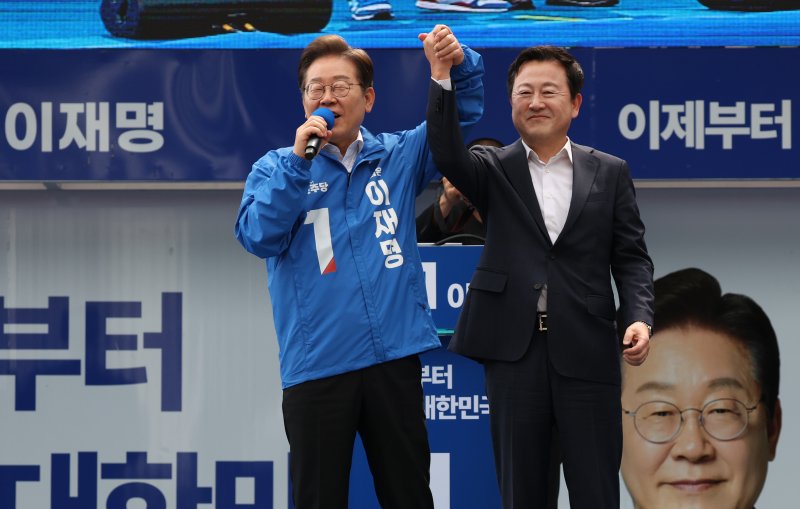 이재명 더불어민주당 대통령 후보가 17일 광주 서구 김대중컨벤션센터 광장에서 열린 집중유세에서 국민의힘 탈당 후 개혁신당 정책위의장을 맡았던 김용남 전 의원을 소개하고 있다. (공동취재)2025.5.17/뉴스1 ⓒ News1 이재명 기자