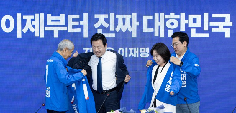 허은아 전 개혁신당 대표와 김용남 전 새누리당 의원이 26일 오전 서울 여의도 더불어민주당사에서 열린 입당환영식에서 선거운동복을 착용하고 있다. 2025.5.26/뉴스1 ⓒ News1 이재명 기자