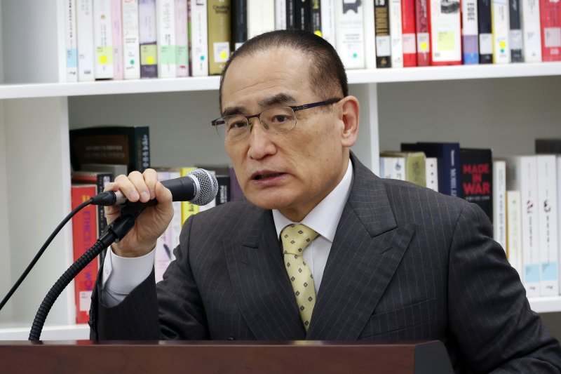 [서울=뉴시스] 조성우 기자 = 더불어민주당 외교안보특보단장인 위성락 의원이 지난 2월4일 오후 서울 여의도 국회도서관에서 열린 계엄 이후, 외교·국방·정보기관 개혁과제 연속토론회에서 개회사를 하고 있다. 2025.02.04. xconfind@newsis.com