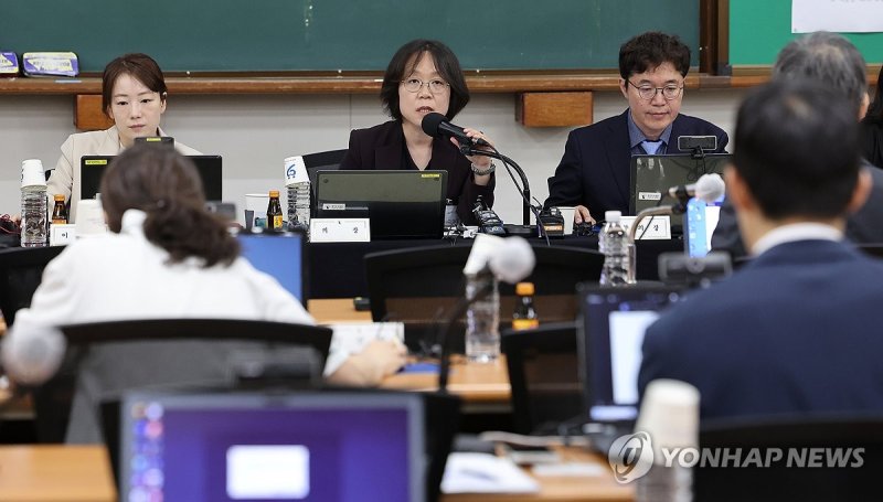 회의 비공개 알리는 김예영 전국법관대표회의 의장 (출처=연합뉴스)