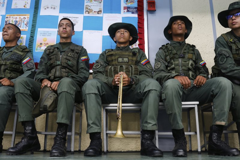 [카라카스=AP/뉴시스] 25일(현지 시간) 베네수엘라 수도 카라카스의 한 투표소에서 군인들이 투표 차례를 기다리고 있다. 2025.05.26.