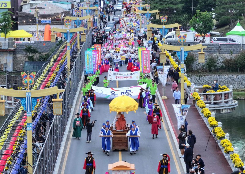 [밀양=뉴시스] 제67회 밀양아리랑대축제 거리 퍼레이드. (사진=밀양시 제공) 2025.05.26. photo@newsis.com *재판매 및 DB 금지