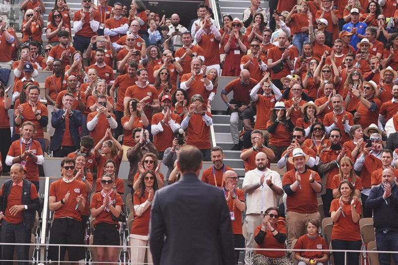 [파리=AP/뉴시스] 25일(현지 시간) 프랑스 파리 롤랑가로스의 메인 코트 필리프 샤트리에 센터 코트에서 라파엘 나달의 은퇴식이 열려 팬들이 나달에게 경의를 표하고 있다. 나달은 클레이코트인 프랑스오픈에서 14회 우승하며 '흙신'으로 불렸다. 2025.05.26.