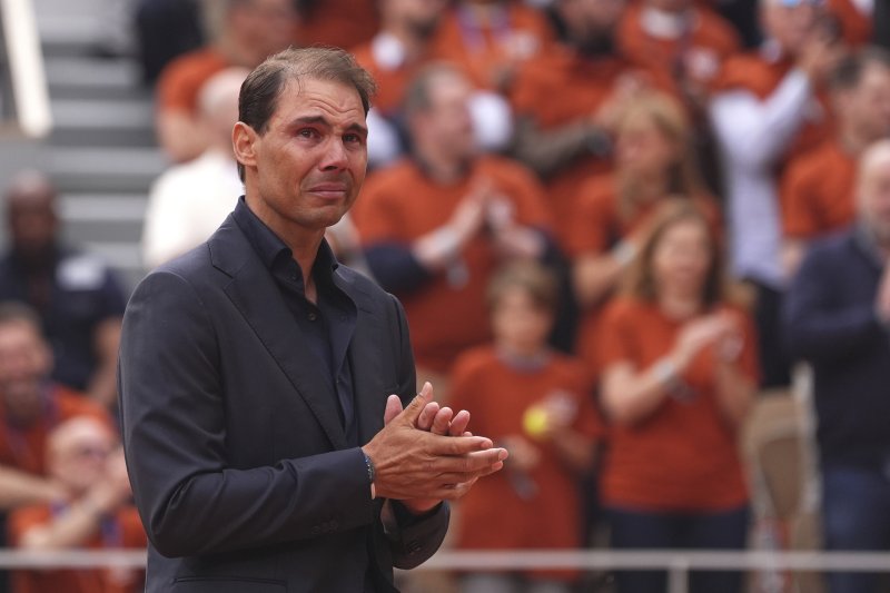 [파리=AP/뉴시스] '흙신' 라파엘 나달이 25일(현지 시간) 프랑스 파리 롤랑가로스의 메인 코트 필리프 샤트리에 센터 코트에서 열린 은퇴식 중 울먹이고 있다. 나달은 클레이코트인 프랑스오픈에서 14회 우승하며 '흙신'으로 불렸다. 2025.05.26.