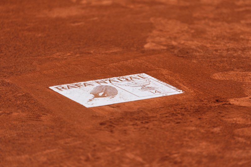 [파리=AP/뉴시스] 25일(현지 시간) 프랑스 파리 롤랑가로스의 메인 코트 필리프 샤트리에 센터 코트에서 라파엘 나달의 은퇴식이 열려 그의 발자국이 새겨진 명판이 코트 바닥에 박혀 있다. 나달은 클레이코트인 프랑스오픈에서 14회 우승하며 '흙신'으로 불렸다. 2025.05.26.