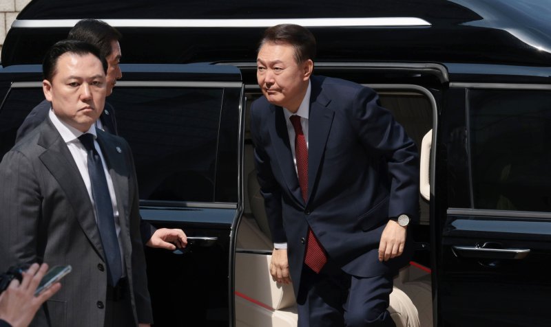 [서울=뉴시스] 사진공동취재단 = 윤석열 전 대통령이 26일 서울 서초구 서울중앙지방법원에서 열린 내란 우두머리 혐의ㆍ직권남용 권리행사 방해 혐의 사건 5차 공판에 출석하고 있다. 2025.05.26. photo@newsis.com