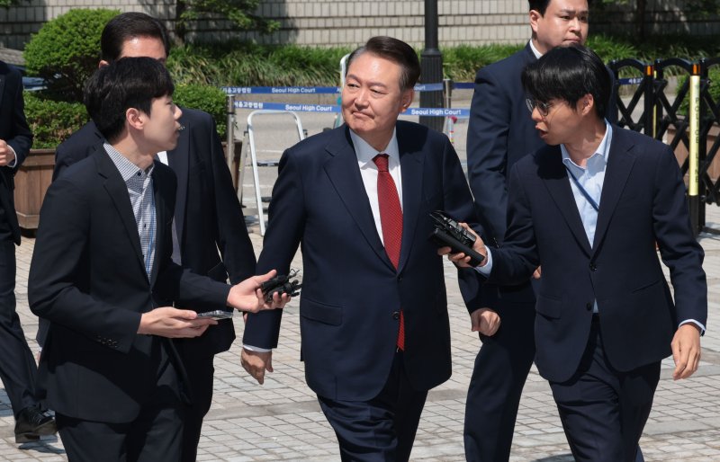 [서울=뉴시스] 사진공동취재단 = 윤석열 전 대통령이 26일 서울 서초구 서울중앙지방법원에서 열린 내란 우두머리 혐의ㆍ직권남용 권리행사 방해 혐의 사건 5차 공판에 출석하고 있다. 2025.05.26. photo@newsis.com