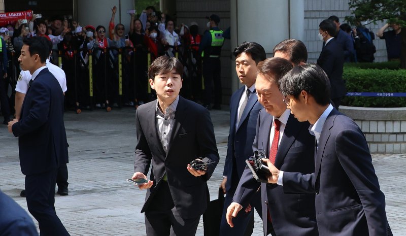 [서울=뉴시스]사진공동취재단 = 윤석열 전 대통령이 26일 오전 서울 서초구 중앙지방법원에서 열리는 내란 우두머리 혐의, 직권남용 권리행사방해 혐의 사건 5차 공판에 출석하고 있다. 2025. 05.26. photo@newsis.com