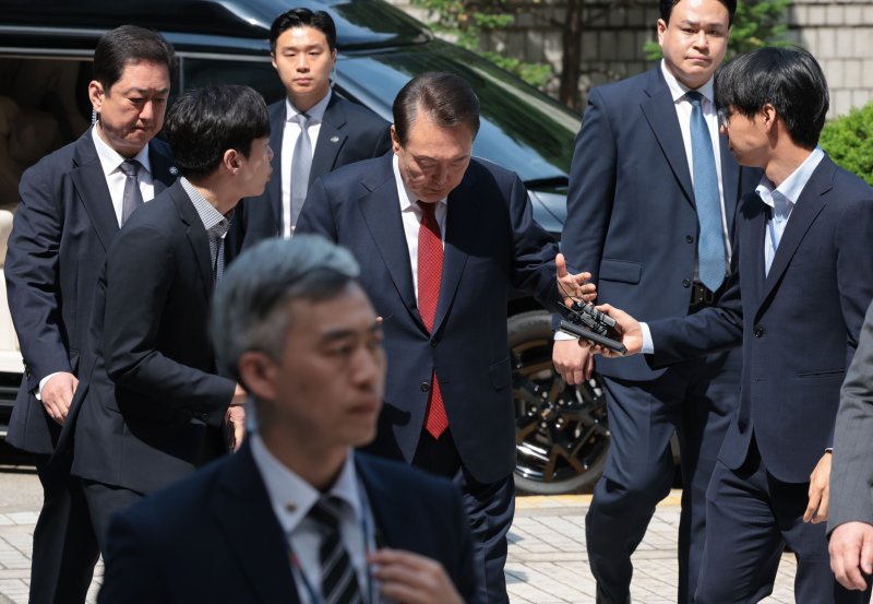 [서울=뉴시스] 사진공동취재단 = 윤석열 전 대통령이 26일 서울 서초구 서울중앙지방법원에서 열린 내란 우두머리 혐의ㆍ직권남용 권리행사 방해 혐의 사건 5차 공판에 출석하고 있다. 2025.05.26. photo@newsis.com