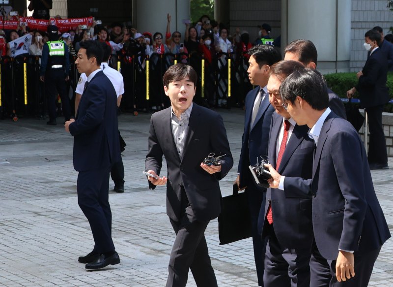 [서울=뉴시스]사진공동취재단 = 윤석열 전 대통령이 26일 오전 서울 서초구 중앙지방법원에서 열리는 내란 우두머리 혐의, 직권남용 권리행사방해 혐의 사건 5차 공판에 출석하고 있다. 2025. 05.26. photo@newsis.com