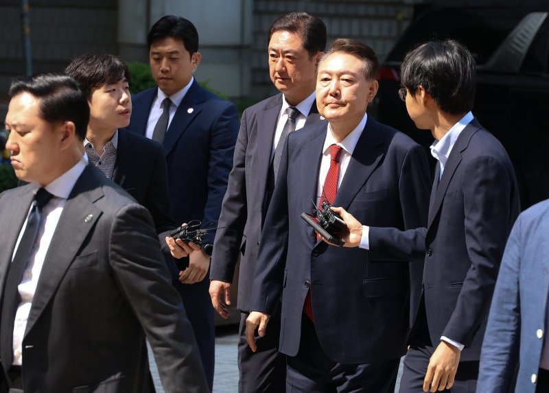 [서울=뉴시스]사진공동취재단 = 윤석열 전 대통령이 26일 오전 서울 서초구 중앙지방법원에서 열리는 내란 우두머리 혐의, 직권남용 권리행사방해 혐의 사건 5차 공판에 출석하고 있다. 2025. 05.26. photo@newsis.com