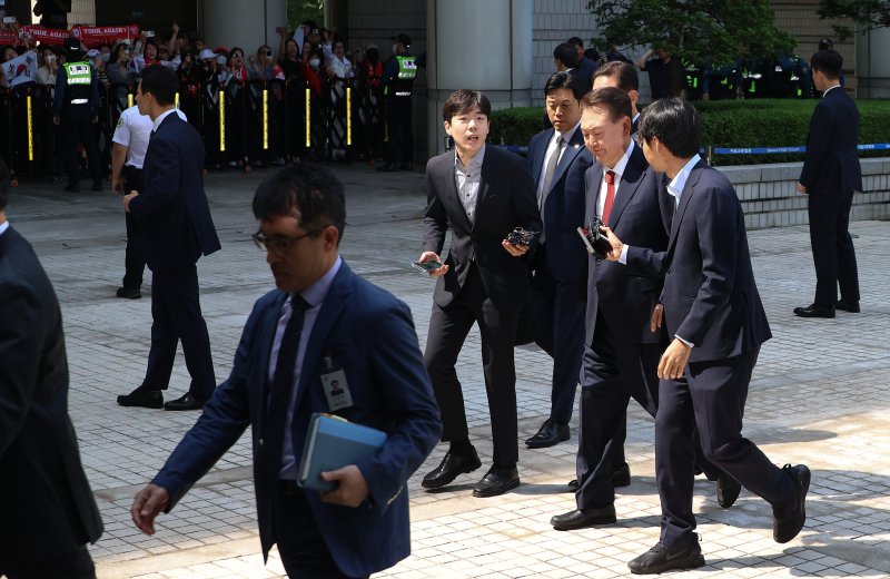 [서울=뉴시스]사진공동취재단 = 윤석열 전 대통령이 26일 오전 서울 서초구 중앙지방법원에서 열리는 내란 우두머리 혐의, 직권남용 권리행사방해 혐의 사건 5차 공판에 출석하고 있다. 2025. 05.26. photo@newsis.com