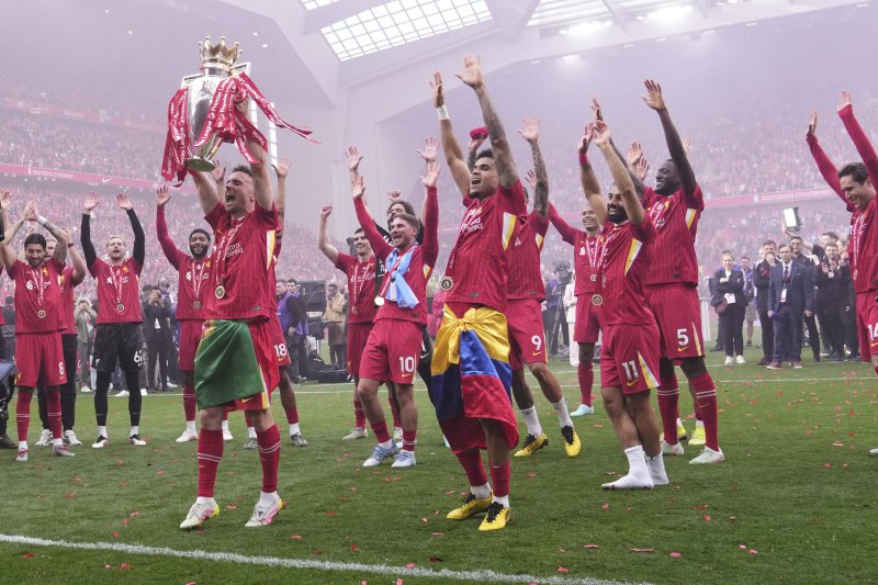 [리버풀=AP/뉴시스] 리버풀 선수들이 25일(현지 시간) 영국 리버풀의 안필드 스타디움에서 열린 2024-25 프리미어리그 최종 38라운드 크리스털 팰리스와의 경기를 마친 후 우승컵을 들고 환호하고 있다. 조기에 우승을 확정했던 리버풀은 이날 1-1로 비겼으며 모하메드 살라는 득점(29골)과 도움(18도움) 2관왕에 올랐다. 2025.05.26.