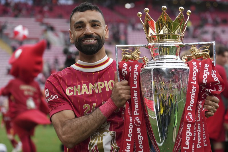 [리버풀=AP/뉴시스] 리버풀의 모하메드 살라가 25일(현지 시간) 영국 리버풀의 안필드 스타디움에서 열린 2024-25 프리미어리그 최종 38라운드 크리스털 팰리스와의 경기를 마친 후 우승컵을 들고 포즈를 취하고 있다. 조기에 우승을 확정했던 리버풀은 이날 1-1로 비겼으며 살라는 득점(29골)과 도움(18도움) 2관왕에 올랐다. 2025.05.26.