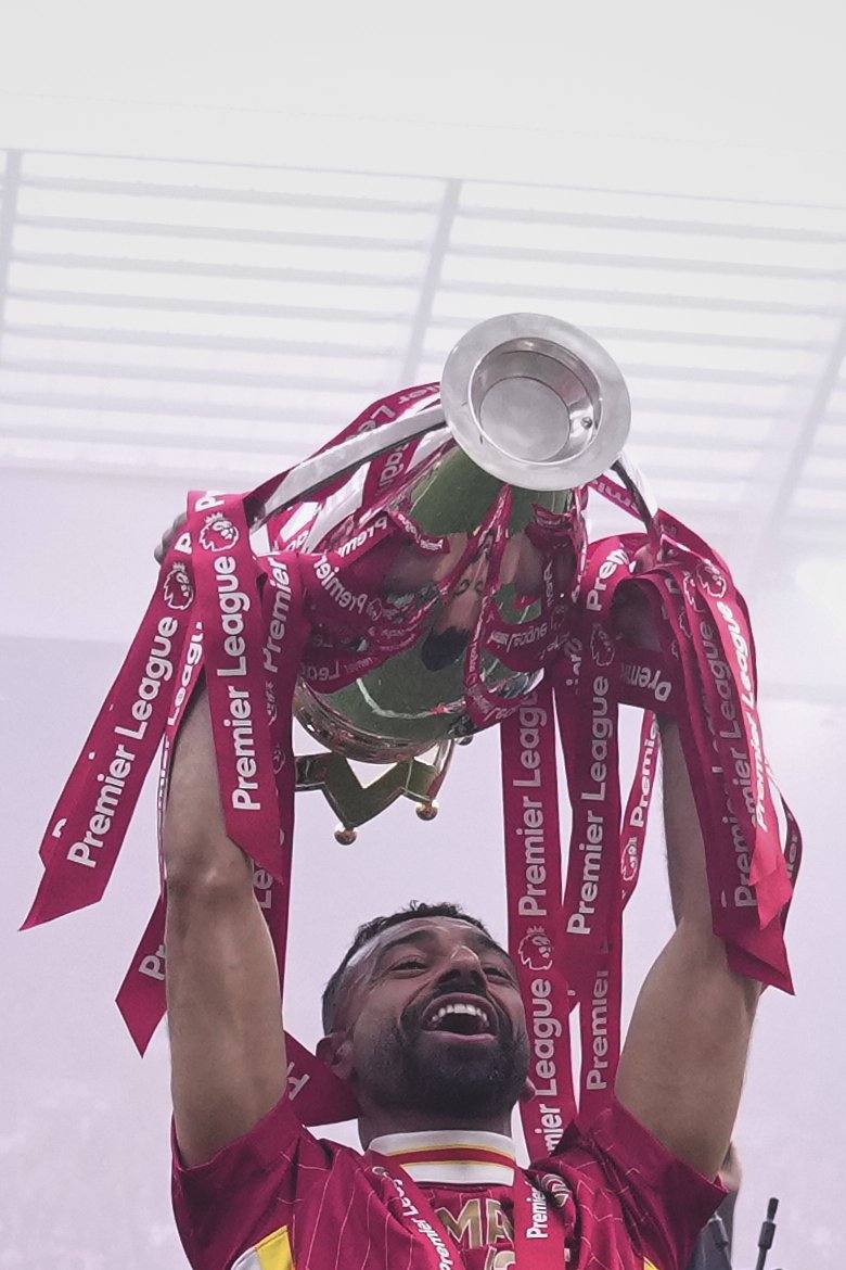 [리버풀=AP/뉴시스] 리버풀의 모하메드 살라가 25일(현지 시간) 영국 리버풀의 안필드 스타디움에서 열린 2024-25 프리미어리그 최종 38라운드 크리스털 팰리스와의 경기를 마친 후 우승컵을 들고 환호하고 있다. 조기에 우승을 확정했던 리버풀은 이날 1-1로 비겼으며 살라는 득점(29골)과 도움(18도움) 2관왕에 올랐다. 2025.05.26.