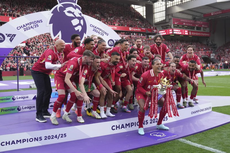 [리버풀=AP/뉴시스] 리버풀 선수들이 25일(현지 시간) 영국 리버풀의 안필드 스타디움에서 열린 2024-25 프리미어리그 최종 38라운드 크리스털 팰리스와의 경기를 마친 후 우승컵을 들고 환호하고 있다. 조기에 우승을 확정했던 리버풀은 이날 1-1로 비겼으며 모하메드 살라는 득점(29골)과 도움(18도움) 2관왕에 올랐다. 2025.05.26.