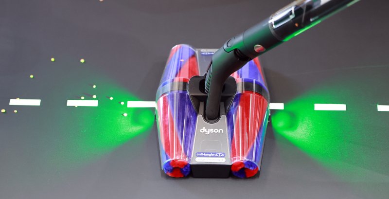 26일 서울 성동구 무신사 스퀘어 성수4에서 열린 '다이슨 펜슬백(Dyson PencilVan) FluffyCones™ 청소기 출시 행사에서 관계자가 신제품 시연을 하고 있다. 2025.5.26/뉴스1 ⓒ News1 김진환 기자