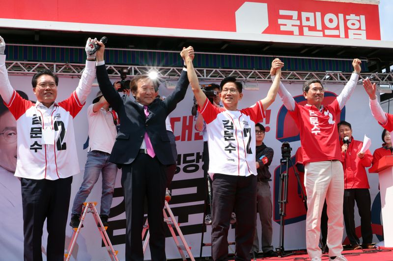 [영상] 김문수, 천군만마 되어준 ‘도지사 선배’ 손학규