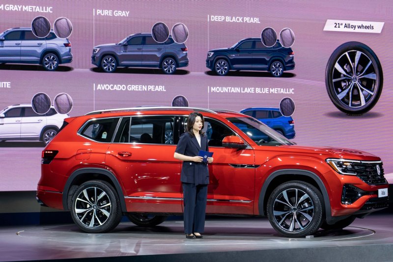 이지현 폭스바겐코리아 상품기획팀 부장이 26일 인천 중구 스튜디오 파라다이스에서 폭스바겐 준대형 스포츠유틸리티차(SUV) '아틀라스'를 취재진에 소개하고 있다(폭스바겐코리아 제공). 2025.05.26.