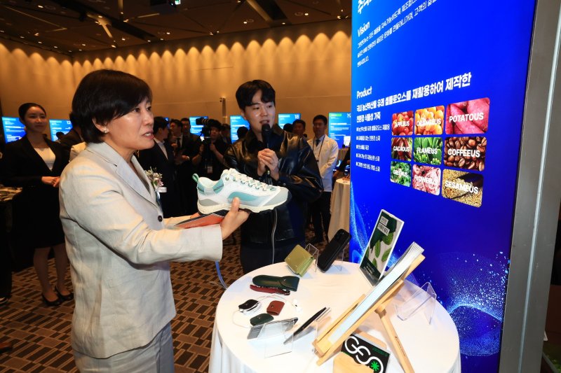 [세종=뉴시스] 농림축산식품부는 26일 서울 용산구 드래곤시티에서 '2025 농식품 기술투자 로드쇼'를 개최했다고 밝혔다. 사진은 송미령 농식품부 장관이 이날 행사에 참석해 관련 전시를 살펴보고 있는 모습. (사진=농식품부 제공) 2025.05.26. photo@newsis.com