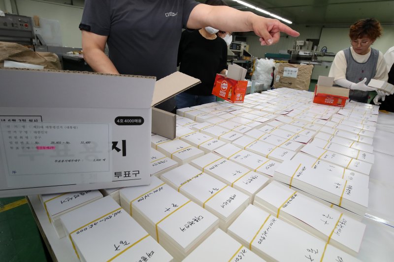 제21대 대통령선거를 앞두고 25일 오전 대구의 한 인쇄업체에서 직원들이 인쇄된 투표용지를 투표구별로 분류하고 있다. 2025.5.25/뉴스1 ⓒ News1 공정식 기자