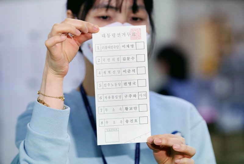 제21대 대통령선거를 앞두고 25일 오전 대구의 한 인쇄업체에서 대구시선관위 관계자가 인쇄된 투표용지를 검수하고 있다. 2025.5.25/뉴스1 ⓒ News1 공정식 기자