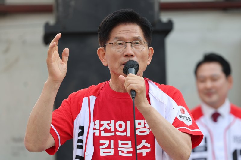 김문수 국민의힘 대통령 후보가 25일 오후 충남 서산시 중앙통 로데오거리에서 집중유세를 하고 있다. (공동취재) 2025.5.25/뉴스1 ⓒ News1 김민지 기자